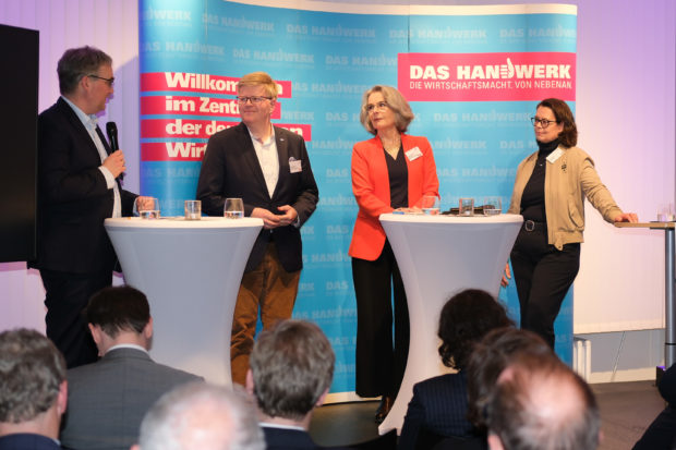 Lage der Betriebe bleibt herausfordernd – Handwerk Schleswig-Holstein setzt auf Dialog – Podiumsdiskussion mit Verkehrs- und Arbeitsstaatssekretärin Susanne Henckel Lage der Betriebe bleibt herausfordernd – Handwerk Schleswig-Holstein setzt auf Dialog – Podiumsdiskussion mit Verkehrs- und Arbeitsstaatssekretärin Susanne Henckel