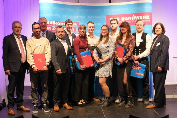 Erstmals 10 Stipendien vergeben – Ziel bleibt die Gleichwertigkeit von beruflicher und akademischer Bildung Erstmals 10 Stipendien vergeben – Ziel bleibt die Gleichwertigkeit von beruflicher und akademischer Bildung